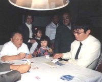 1986年9月，邓小平同围棋国手聂卫平在桥牌桌上较量