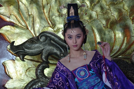 不觉现出原形出来吃人