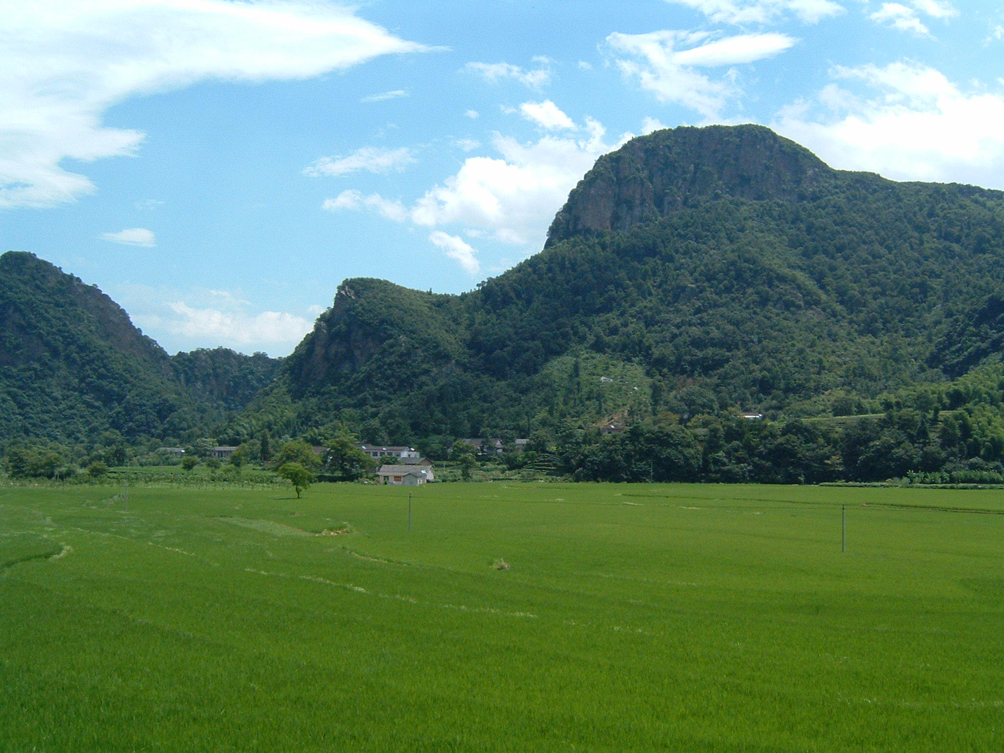 霍山县落儿岭镇座落于五桂峡