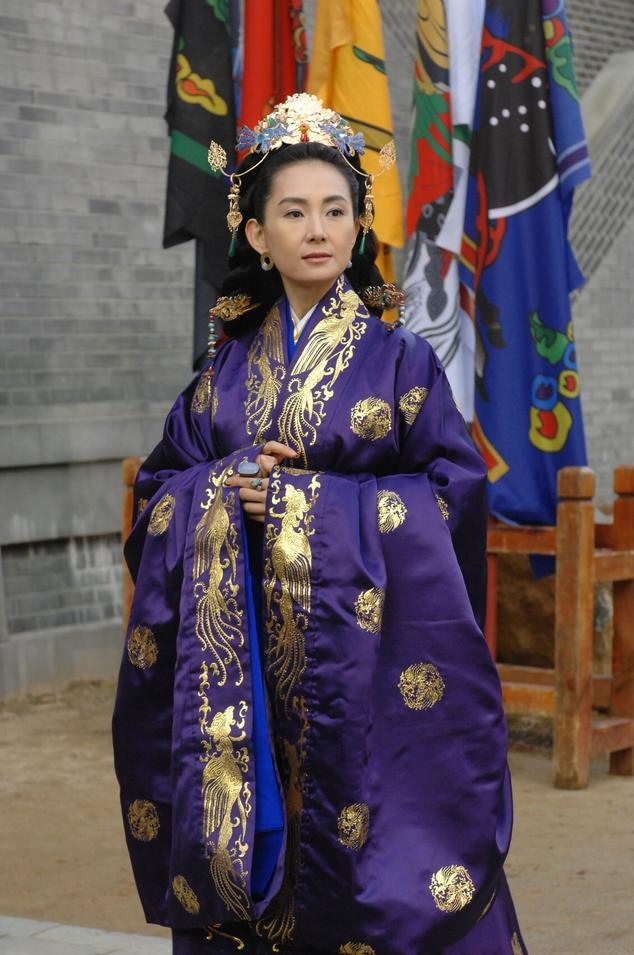 《千秋太后》以动荡不安的高丽时代为背景