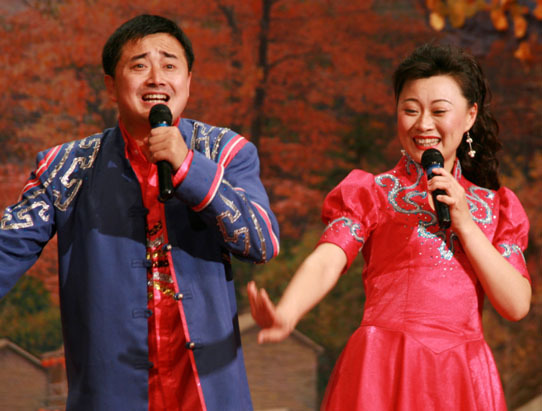 闫光明(左)演出现场