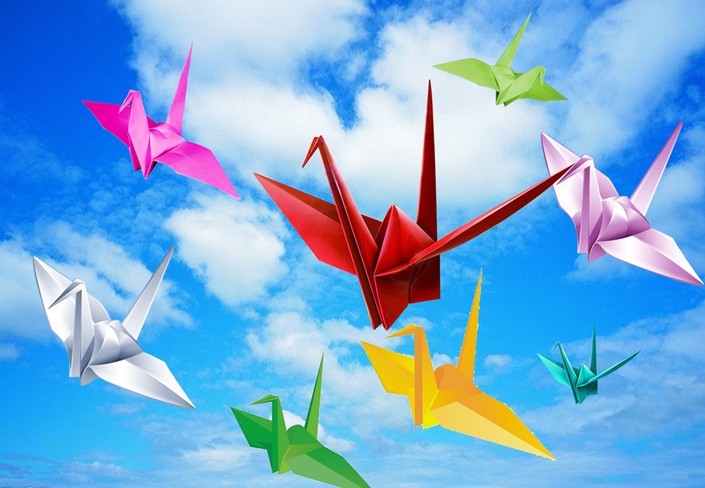 2 颜色寓意    千纸鹤,是代表你对被送的人的祝愿,每只千纸鹤承载一