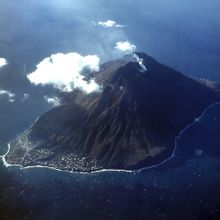 位于地中海的第勒尼安(tyrrhenian)海.