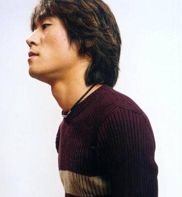 介绍     常宽是歌手,音乐创作人,吉它手.他深知怀抱吉它的那种快乐.