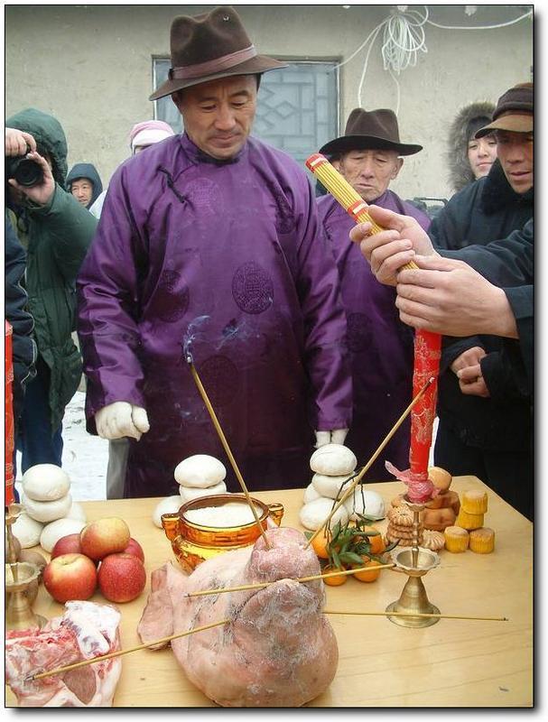 萨满祭祀     萨满文化起源于满族,萨满祭祀分火祭,学祭,等多种祭祀